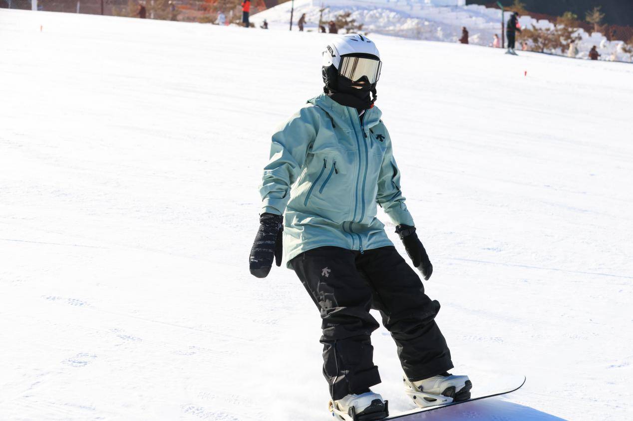 燃情冰雪耀港城！“决战天下第一关”2025-2026京津冀大众冰雪挑战赛火热启幕