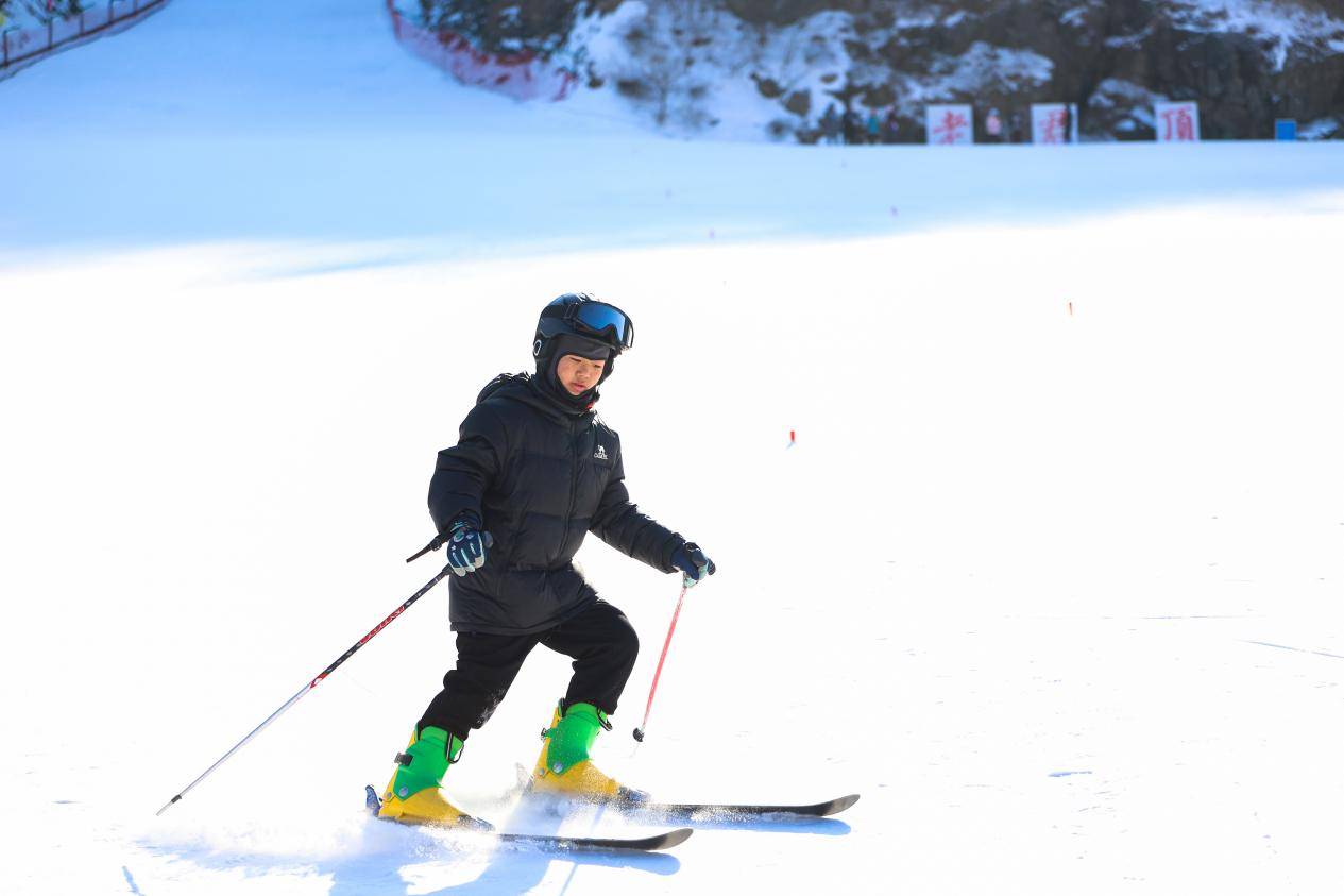 燃情冰雪耀港城！“决战天下第一关”2025-2026京津冀大众冰雪挑战赛火热启幕