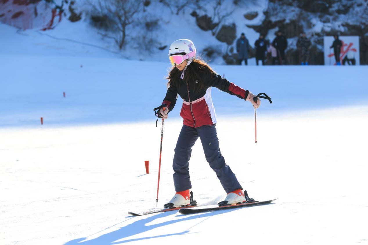 燃情冰雪耀港城！“决战天下第一关”2025-2026京津冀大众冰雪挑战赛火热启幕