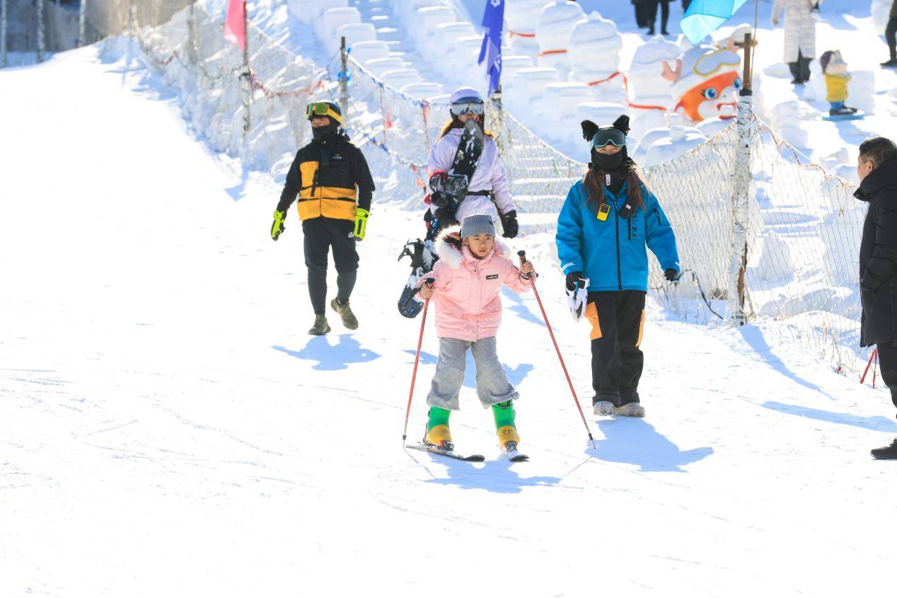 燃情冰雪耀港城！“决战天下第一关”2025-2026京津冀大众冰雪挑战赛火热启幕