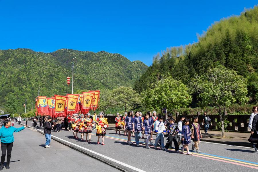 山哈欢歌满畲乡 铅山篁碧“三月三”绘就民族文化新画卷