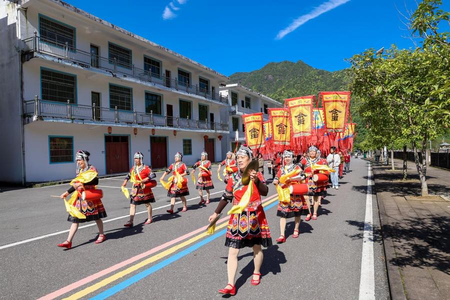 山哈欢歌满畲乡 铅山篁碧“三月三”绘就民族文化新画卷