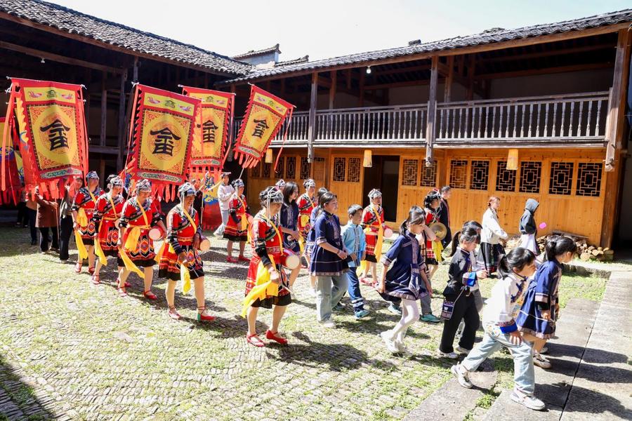 山哈欢歌满畲乡 铅山篁碧“三月三”绘就民族文化新画卷