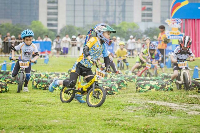 “奔跑吧・少年”2026年青少年儿童主题健身活动（川渝会场）暨川渝幼儿趣味滑步车嘉年华圆满举办