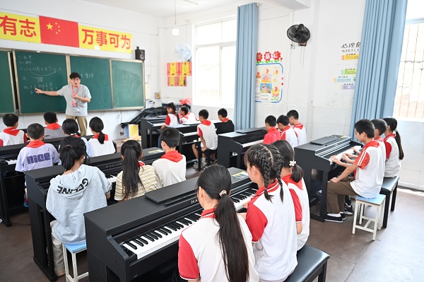 “啄木鸟”爱心美育教室落地四川仁寿县中农小学
