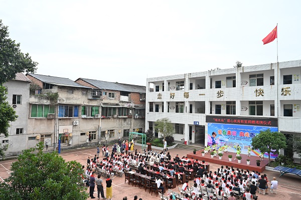 “啄木鸟”爱心美育教室落地四川仁寿县中农小学